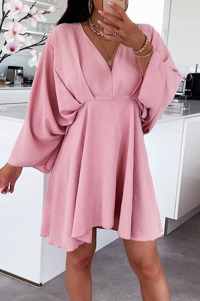 Pamela® | Langärmliges Kleid mit asymmetrischem V-Ausschnitt und unregelmäßigem Schnitt
