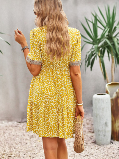 Winter® | Blumenkleid mit V-Ausschnitt und kurzen Ärmeln