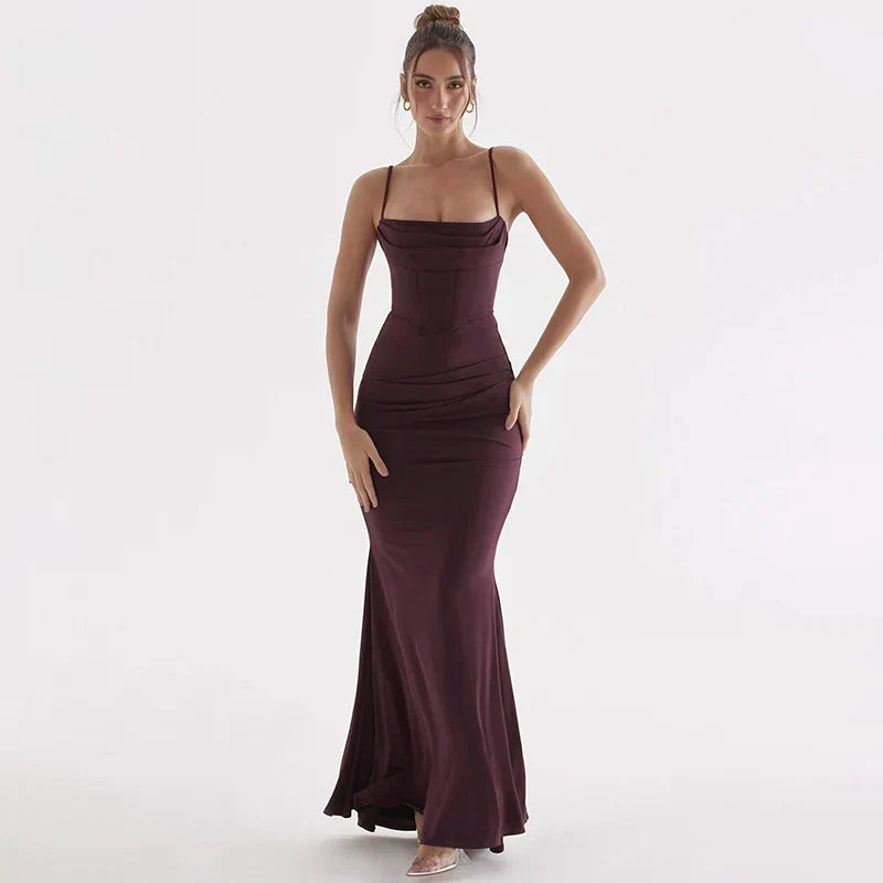 Elegantes tailliertes langes Damenkleid mit dünnen Trägern