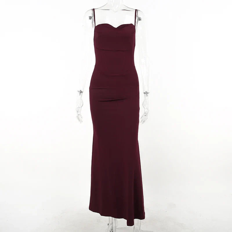 Elegantes tailliertes langes Damenkleid mit dünnen Trägern