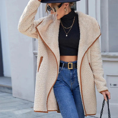 Anika Elegance | kontrastfarbige Wolljacke für Winterglamour
