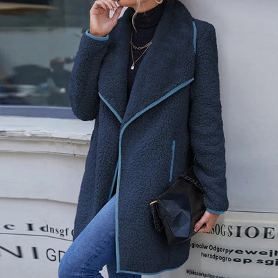 Anika Elegance | kontrastfarbige Wolljacke für Winterglamour