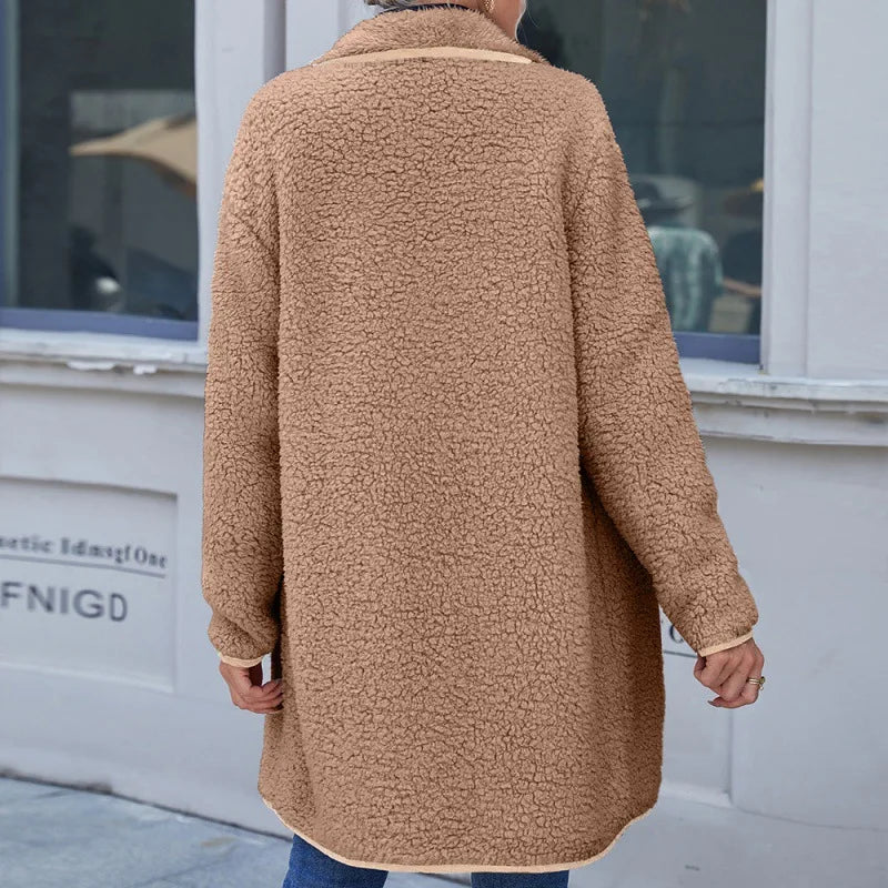 Anika Elegance | kontrastfarbige Wolljacke für Winterglamour