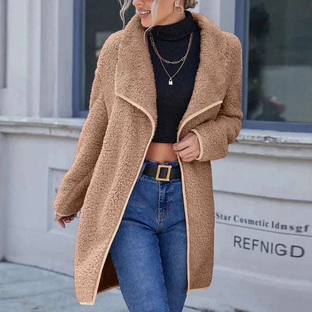 Anika Elegance | kontrastfarbige Wolljacke für Winterglamour