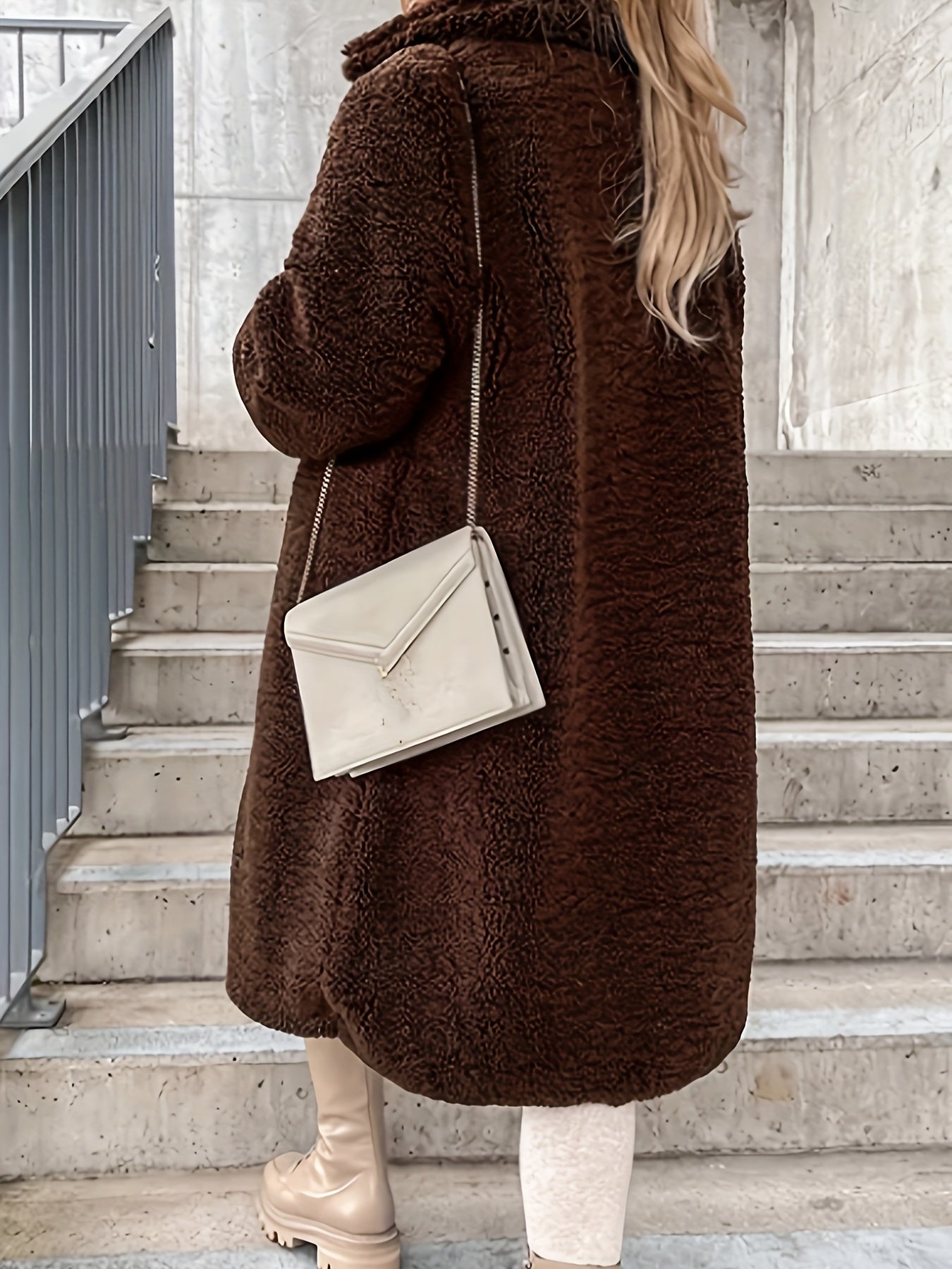 Emma | Zeitlose Eleganz im Mittellangen Trenchcoat für moderne Frauen