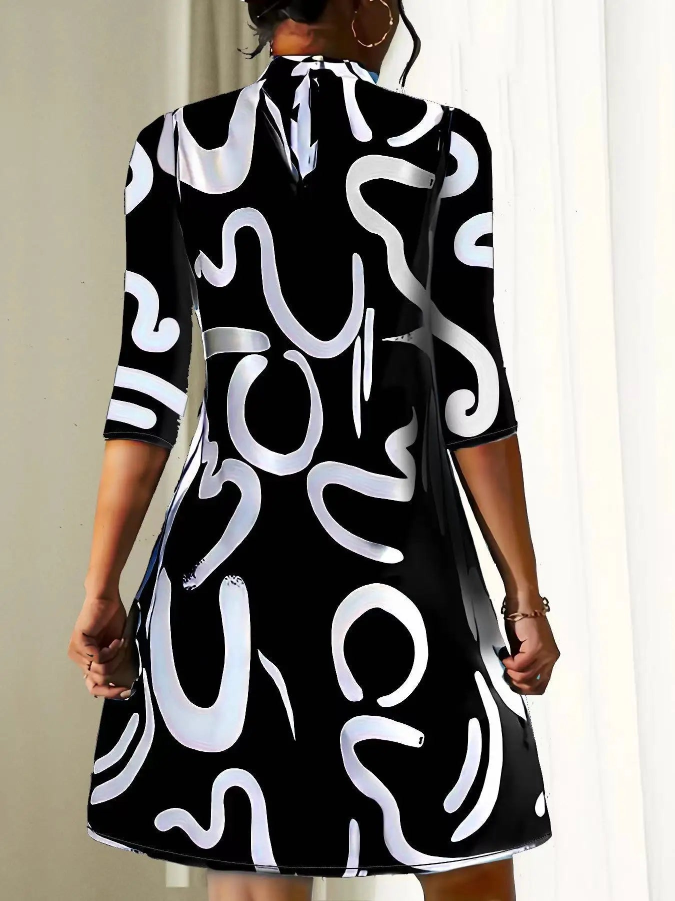 Jennifer® | Kurzes bedrucktes Kleid mit mittellangen Ärmeln