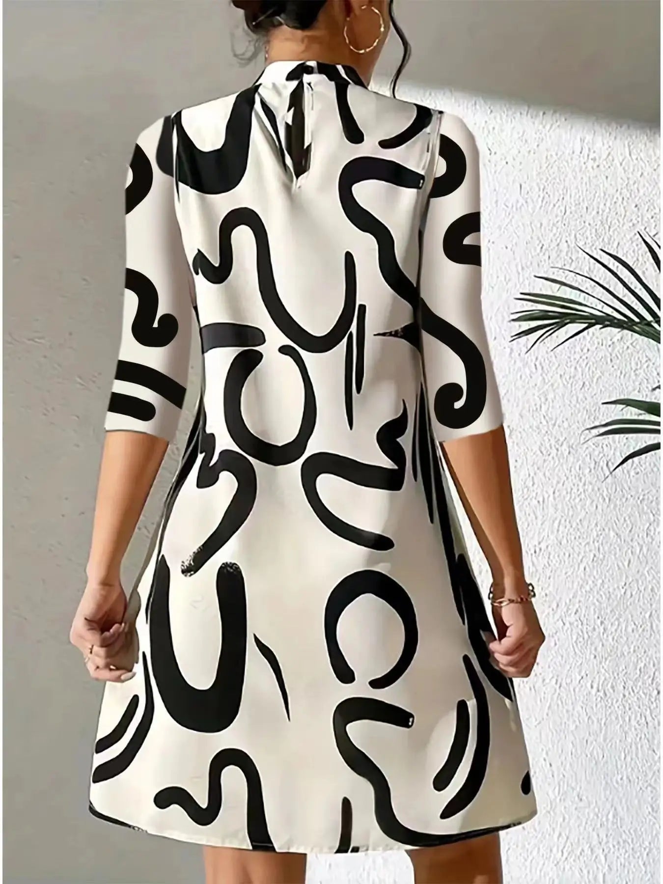Jennifer® | Kurzes bedrucktes Kleid mit mittellangen Ärmeln