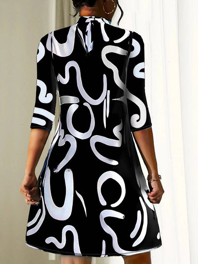 Jennifer® | Kurzes bedrucktes Kleid mit mittellangen Ärmeln