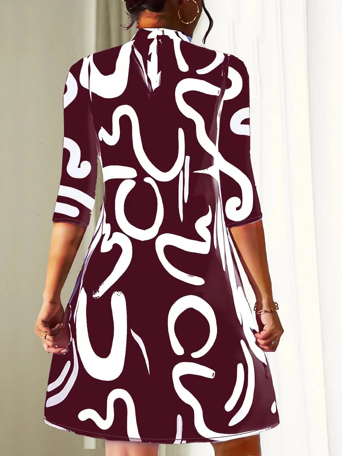 Jennifer® | Kurzes bedrucktes Kleid mit mittellangen Ärmeln
