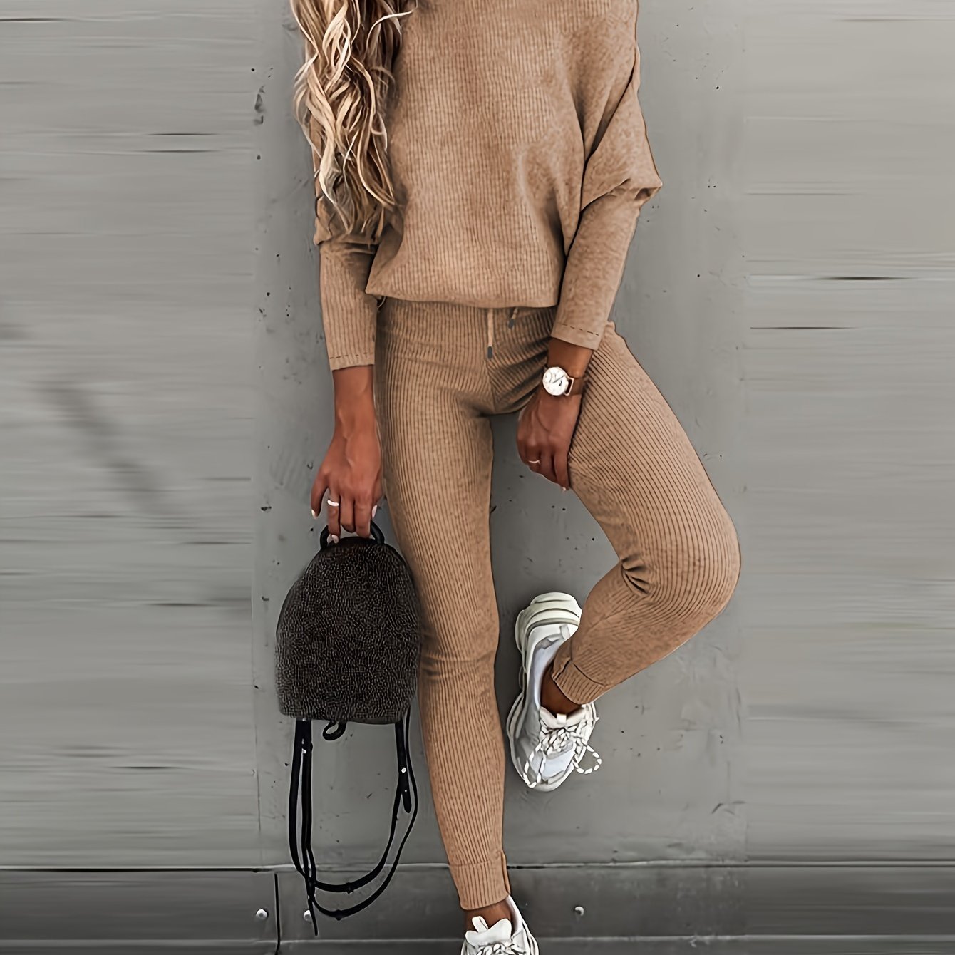 Jana Glamour | Erhöhen Sie Ihren Stil mit dem unwiderstehlich lässigen zweiteiligen Sport-Set