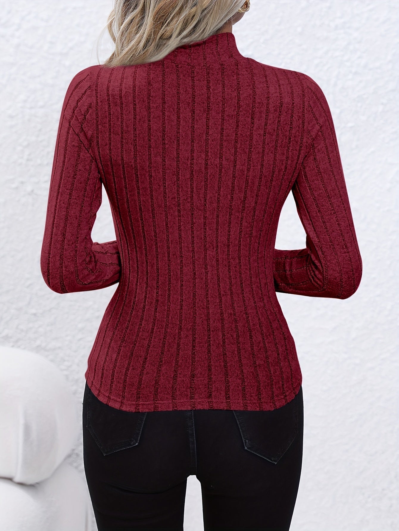 Karen | Zeitlose Eleganz im geribbelten Pullover mit runder Hals und langen Ärmeln