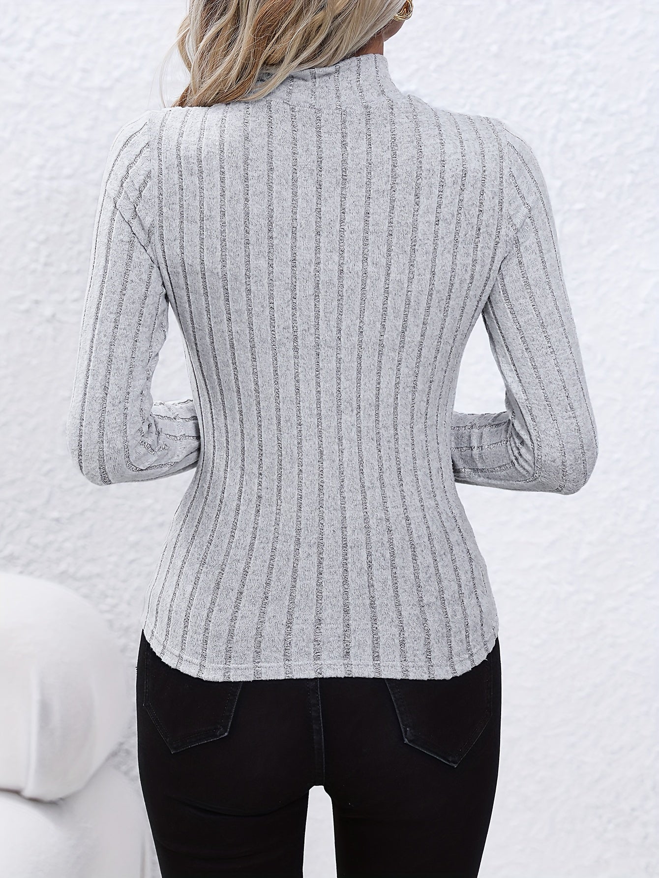Karen | Zeitlose Eleganz im geribbelten Pullover mit runder Hals und langen Ärmeln