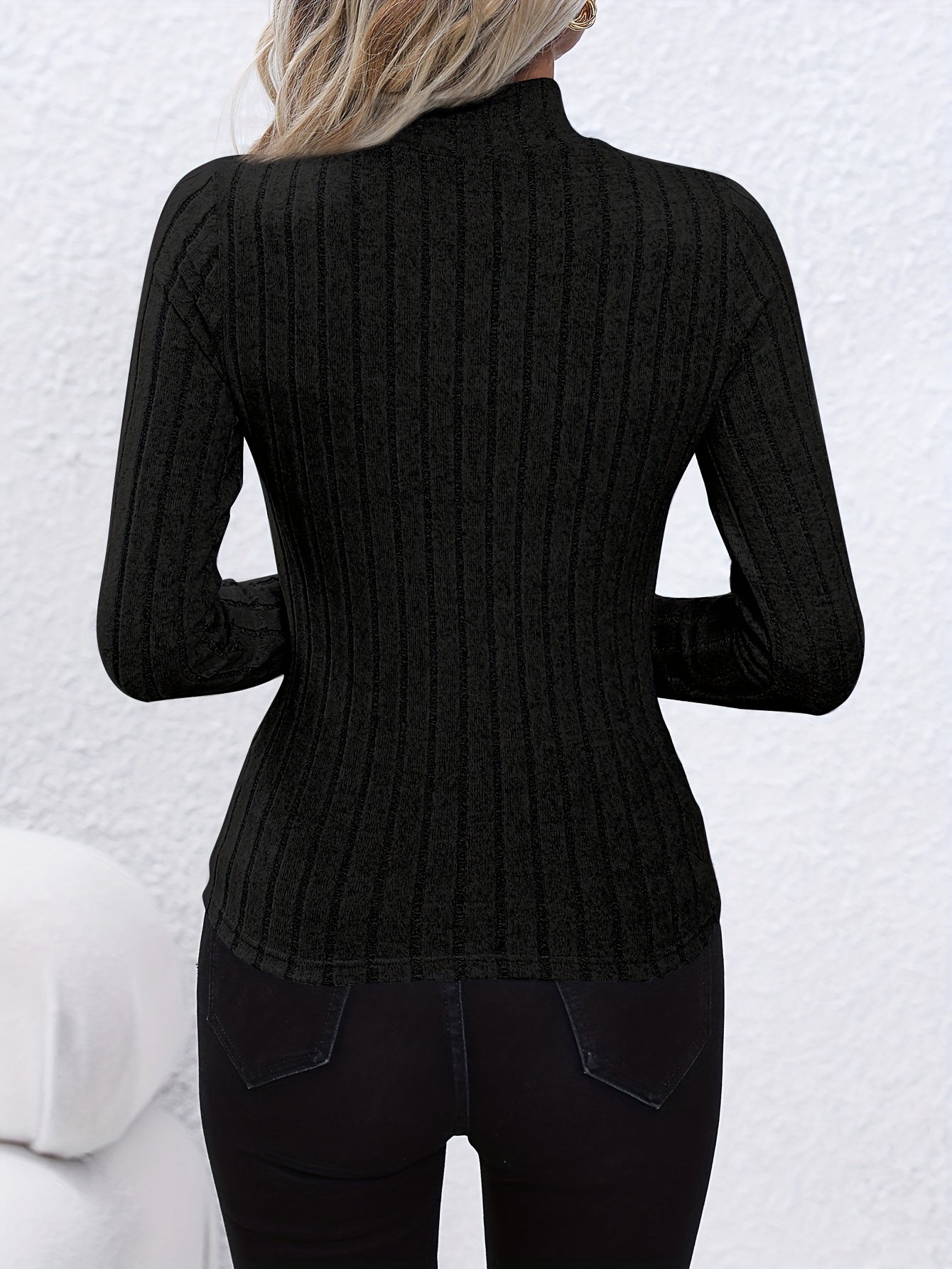 Karen | Zeitlose Eleganz im geribbelten Pullover mit runder Hals und langen Ärmeln