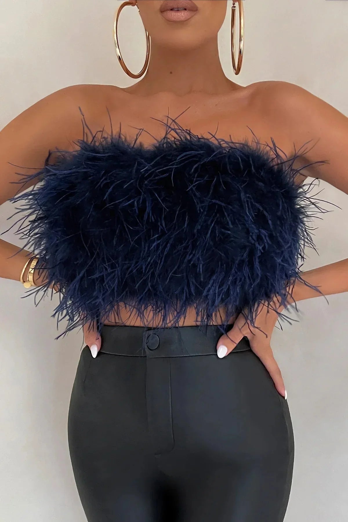Katrine Feather Top | Stylisches Feder-Crop-Top ist ein Top-Trend in diesem Jahr
