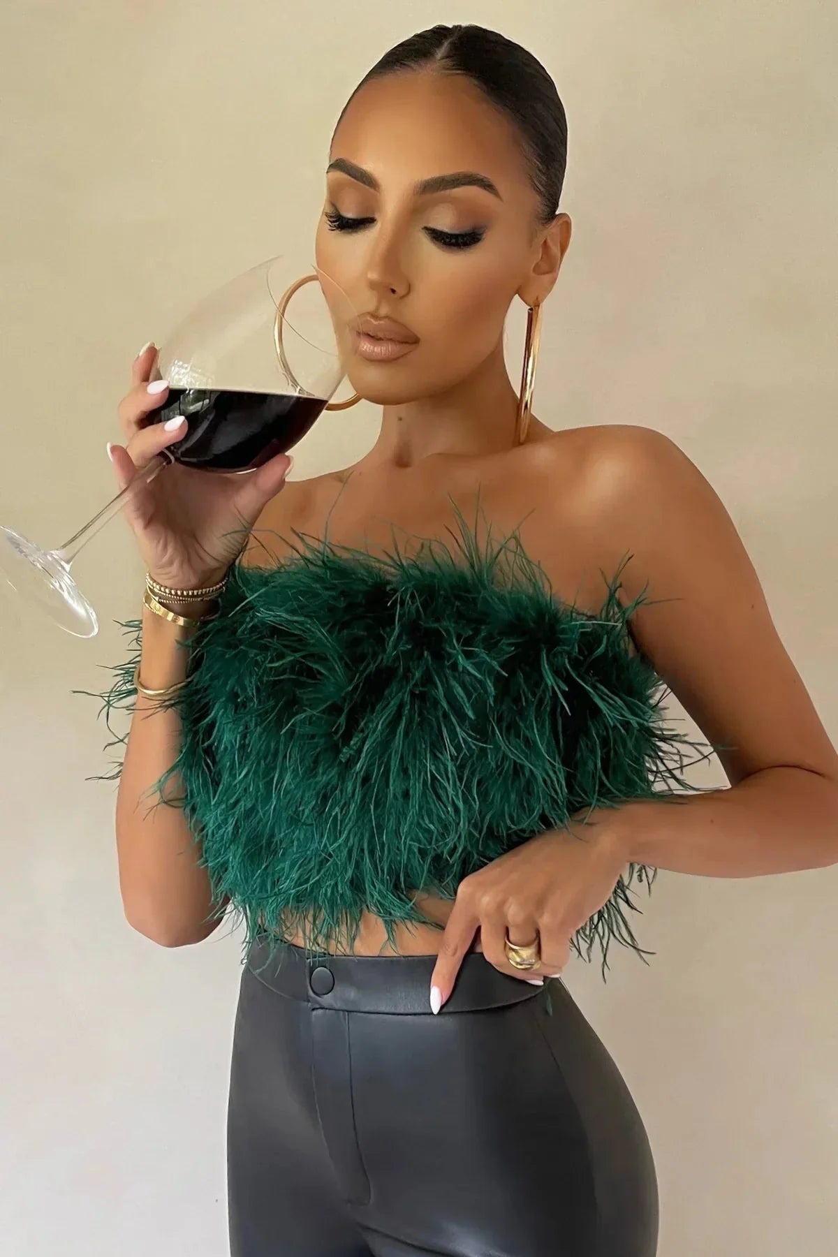 Katrine Feather Top | Stylisches Feder-Crop-Top ist ein Top-Trend in diesem Jahr