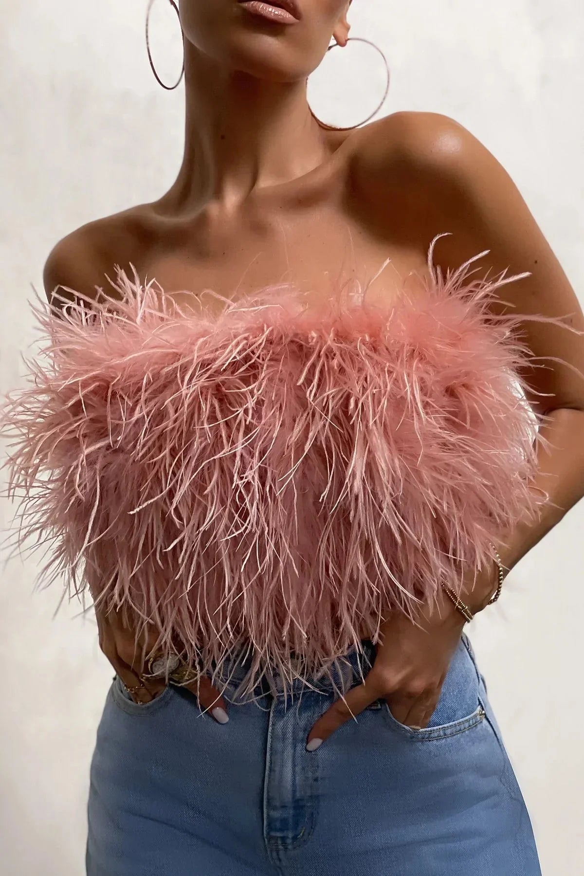 Katrine Feather Top | Stylisches Feder-Crop-Top ist ein Top-Trend in diesem Jahr
