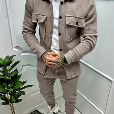 Kevin | Umfassen Sie Raffinesse mit dem zweiteiligen Herren-Ensemble aus Baumwollmix