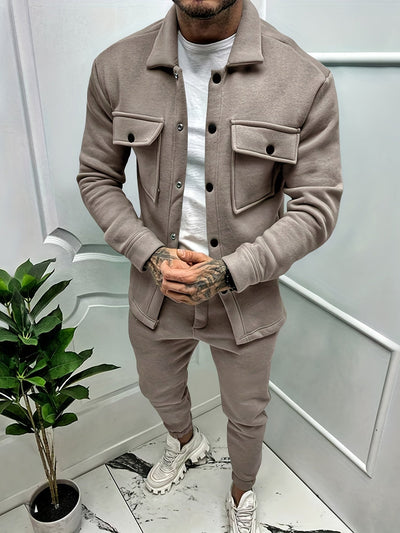 Kevin | Umfassen Sie Raffinesse mit dem zweiteiligen Herren-Ensemble aus Baumwollmix