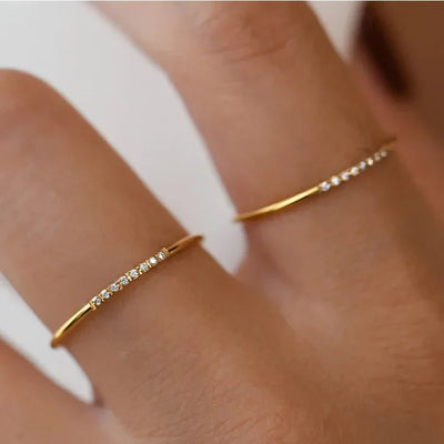 Zarter Dünner Gepunkteter Diamantring