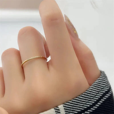 Zarter Dünner Gepunkteter Diamantring