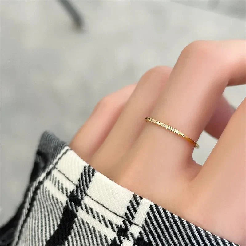 Zarter Dünner Gepunkteter Diamantring