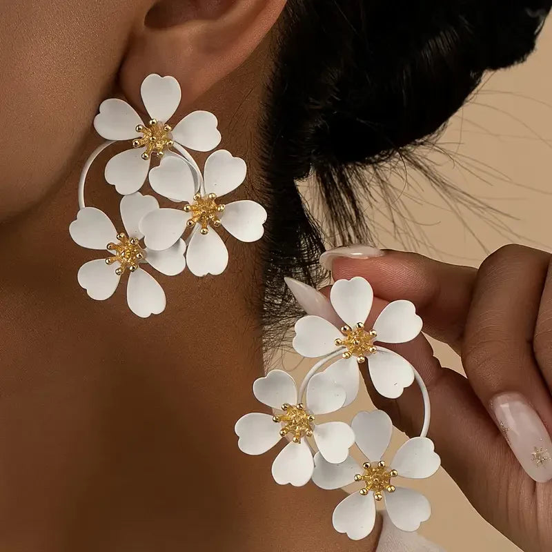 Weiße baumelnde Blumen-Ohrringe im Vintage-Stil