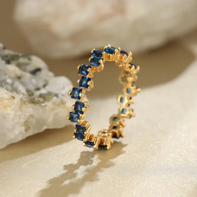 Zerstreute Kubische Diamanten Zarter Ring