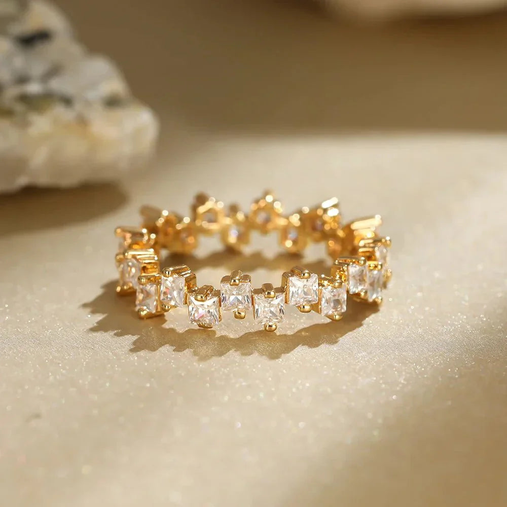 Zerstreute Kubische Diamanten Zarter Ring