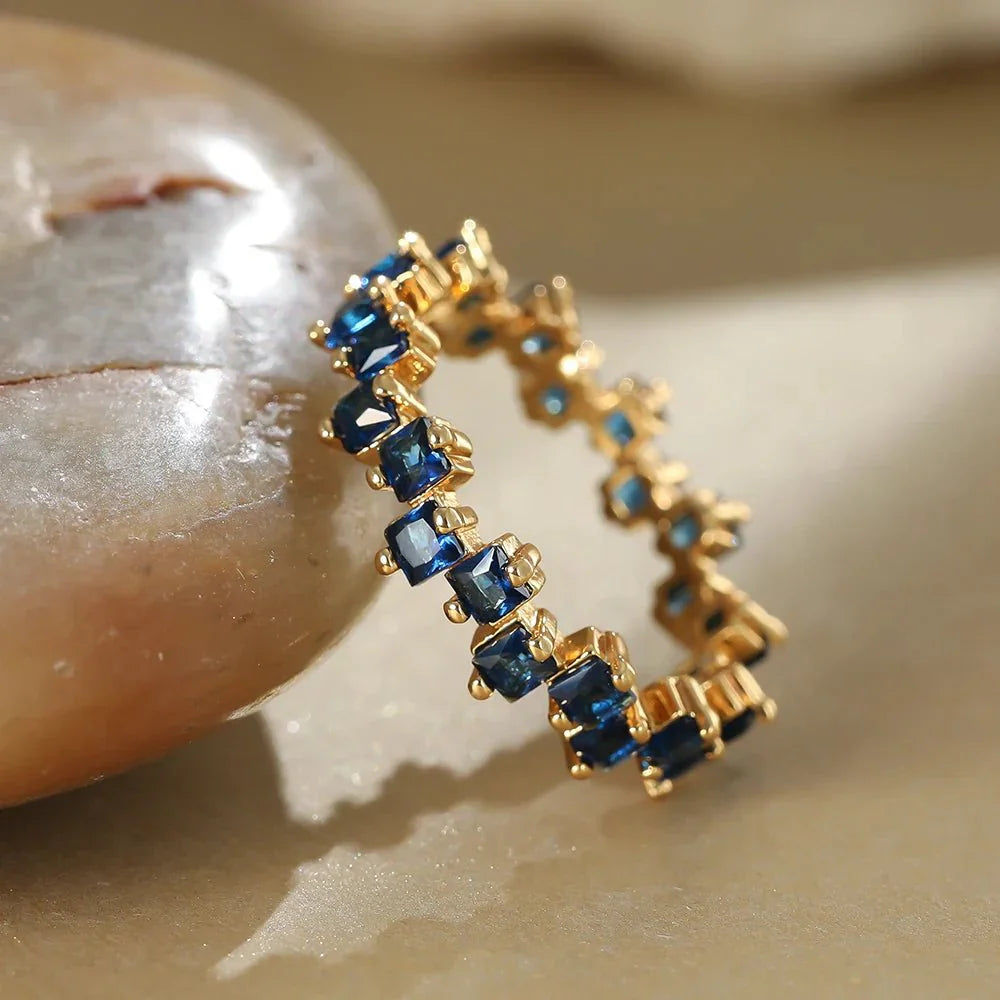 Zerstreute Kubische Diamanten Zarter Ring