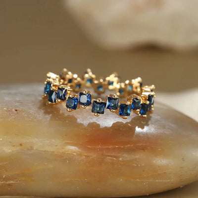 Zerstreute Kubische Diamanten Zarter Ring