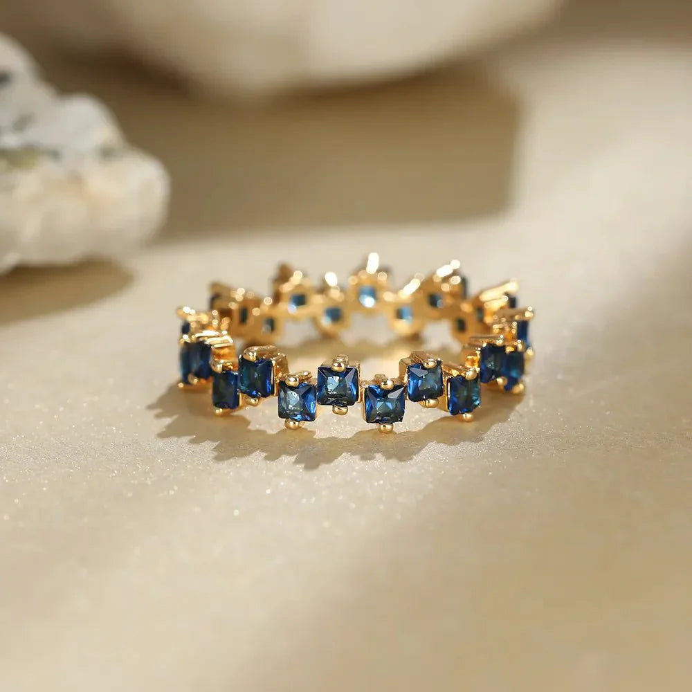 Zerstreute Kubische Diamanten Zarter Ring