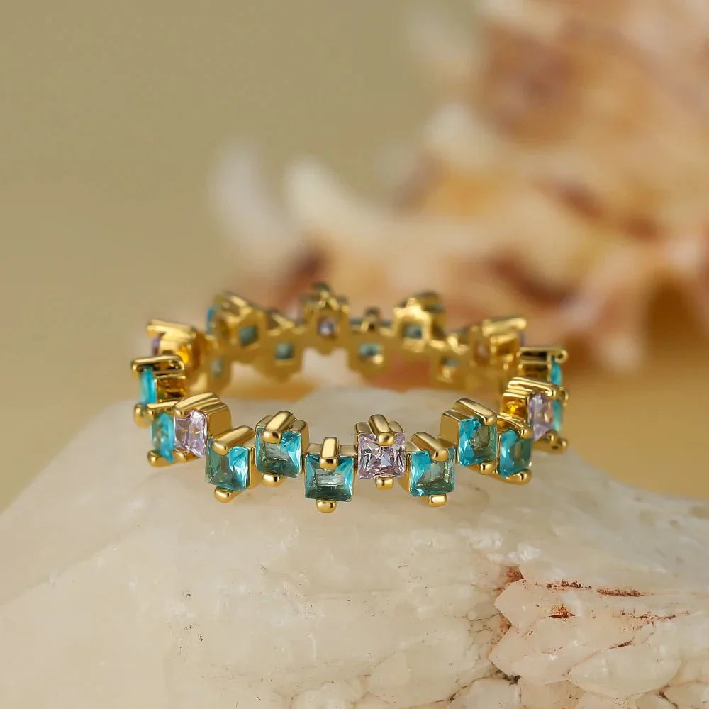 Zerstreute Kubische Diamanten Zarter Ring
